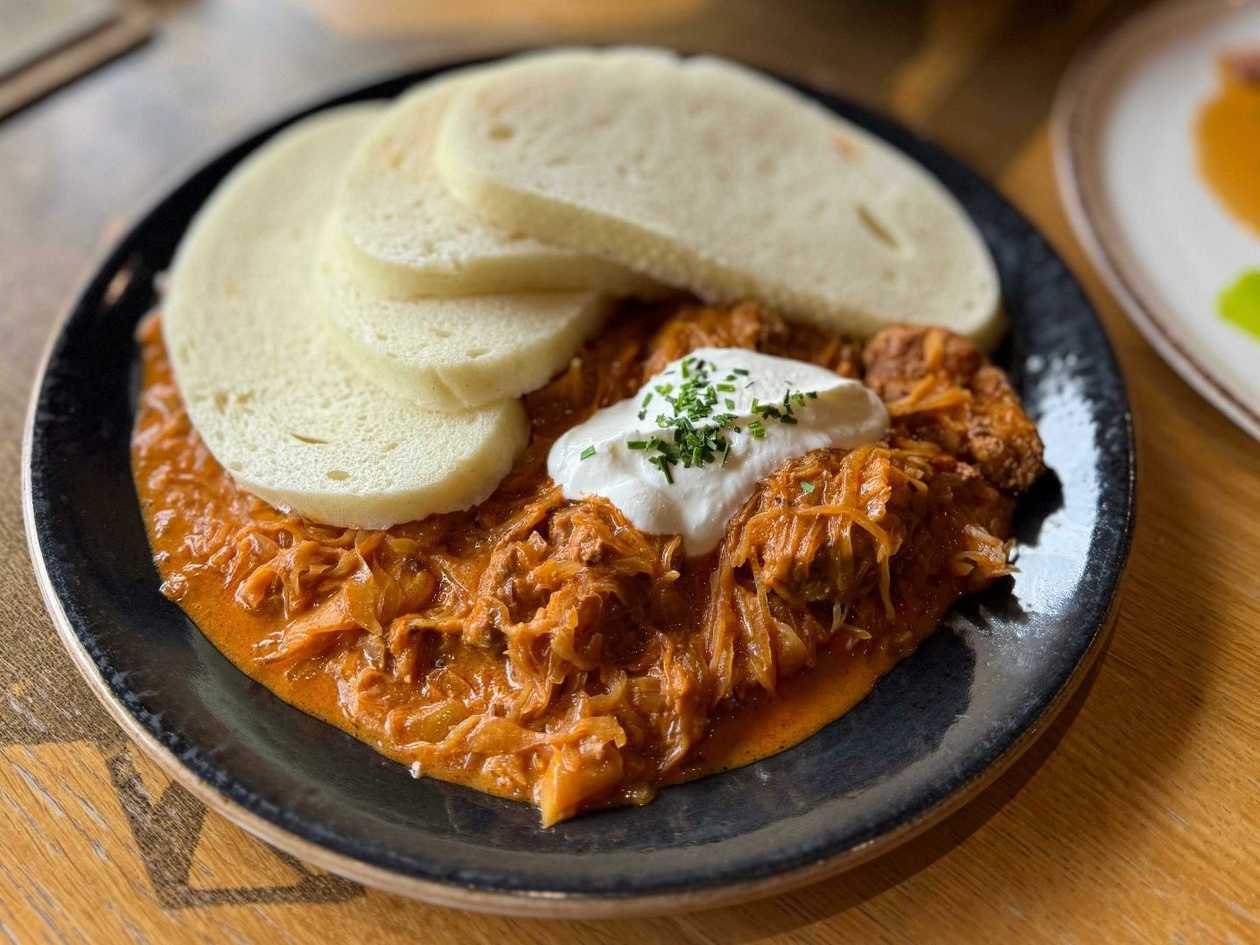 Segedín, houskový knedlík