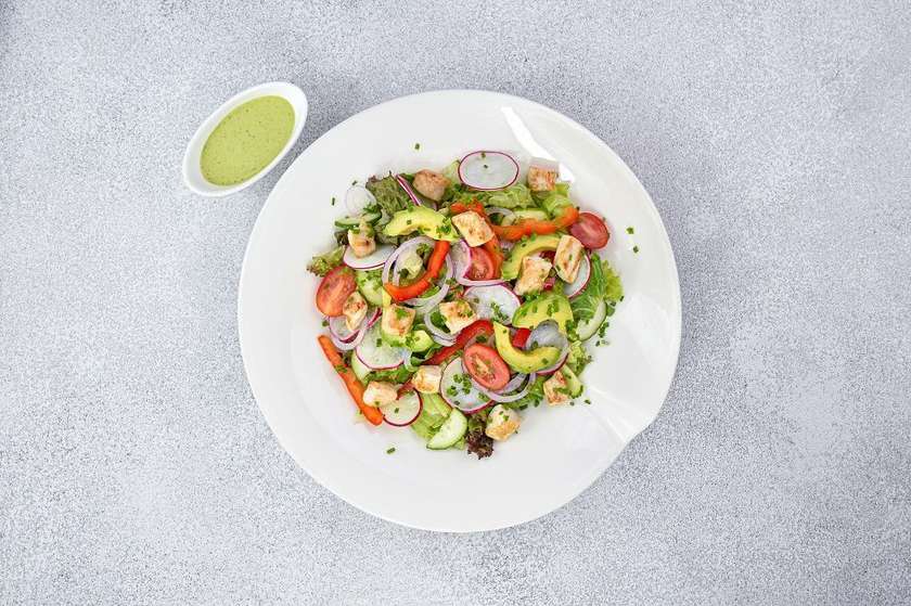 Šviežių daržovių ir avokado su Wok kepta kalakutienos krūtinėle