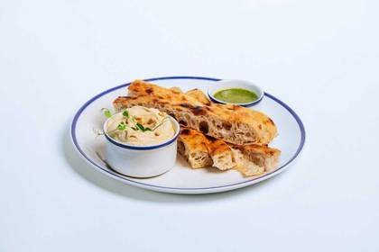 Hummus, pesto făcut în casă și focaccia cu maia