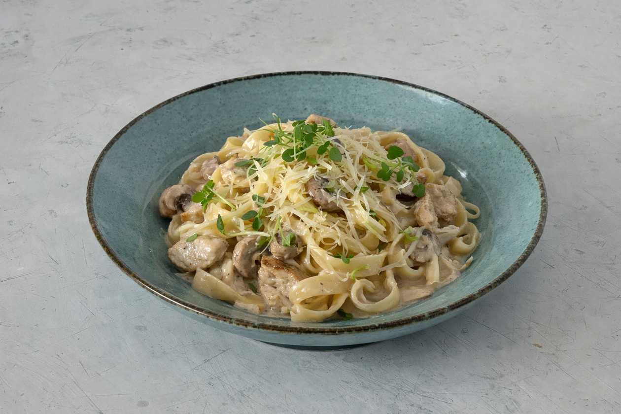 Паста з куркою та грибами