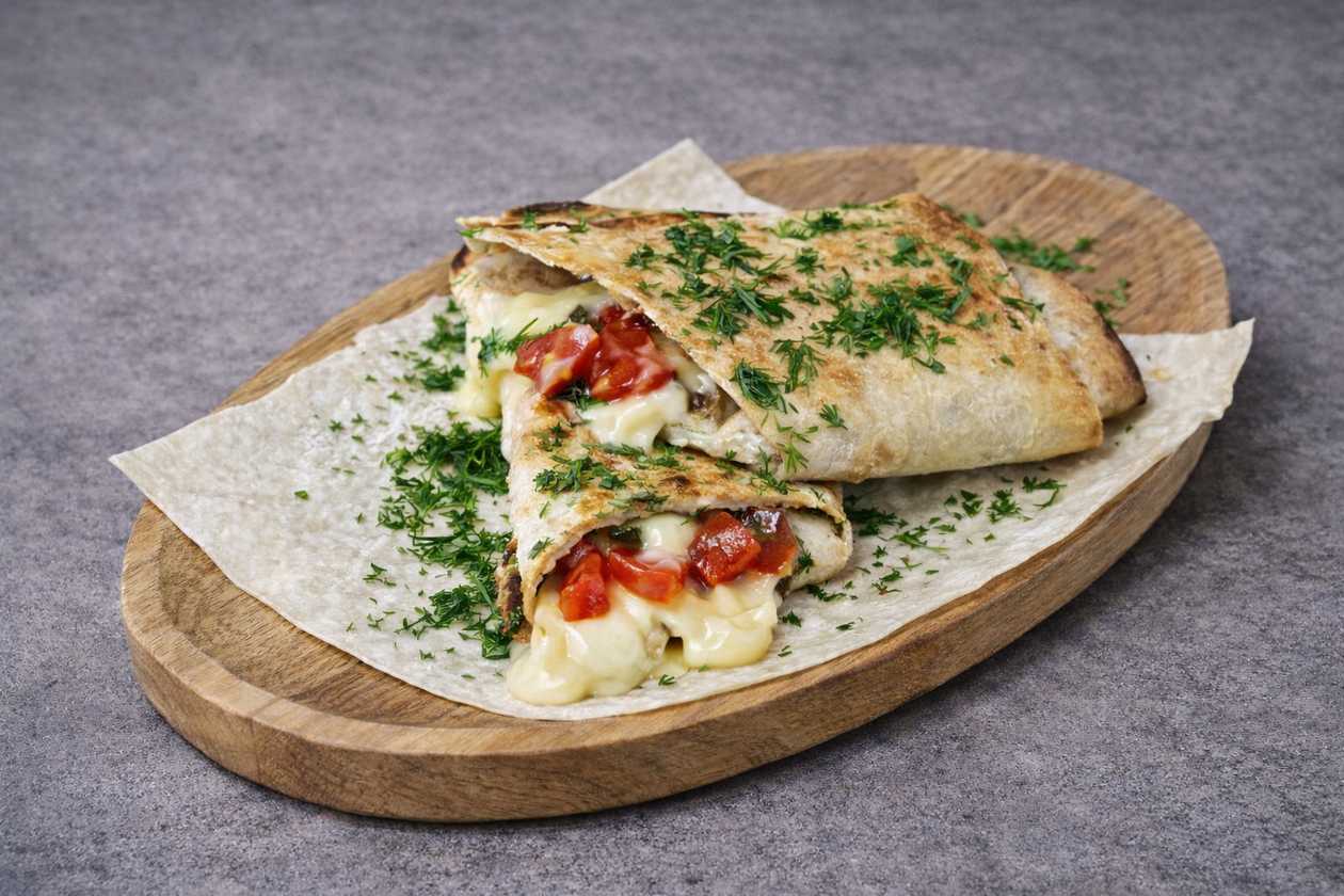 Сулугуні в лаваші з помідорою