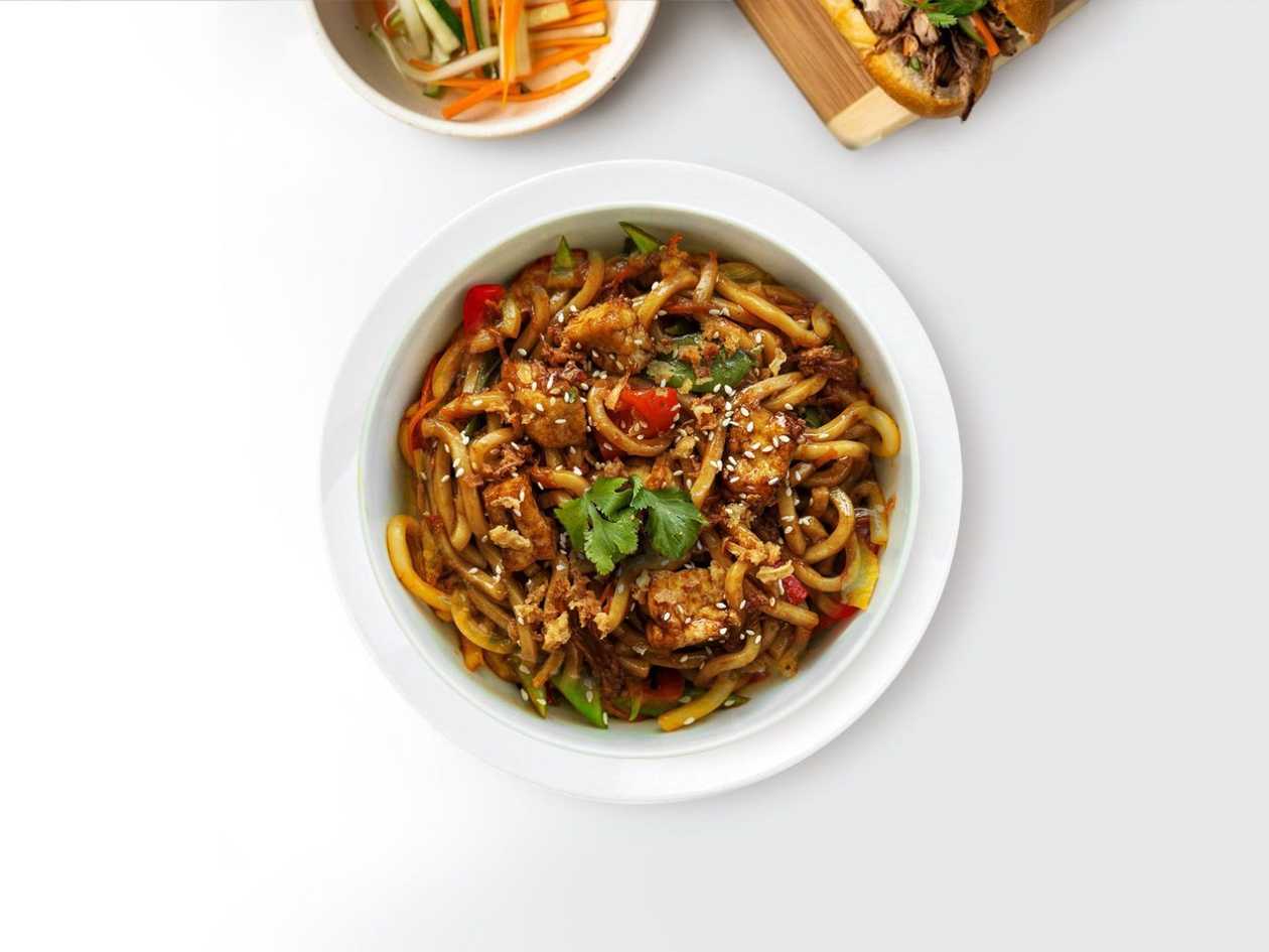 Fried udon noodles with tofu