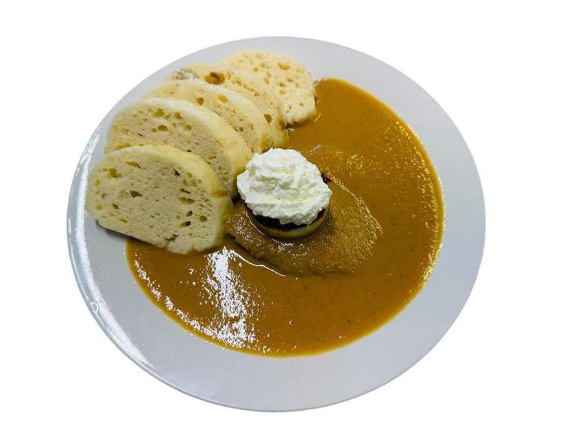 Svíčková omáčka se špikovanou hovězí pečení