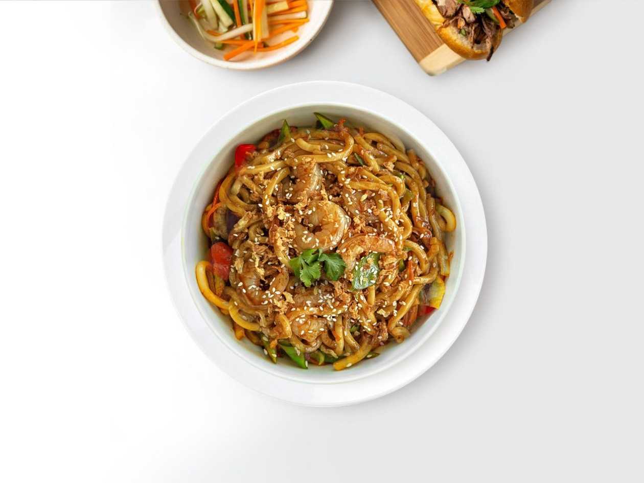 Fried udon noodles with shrimp