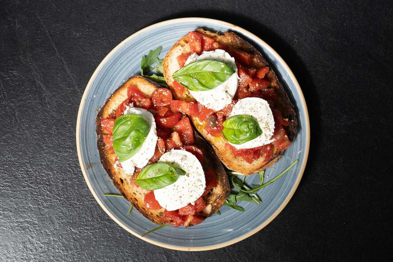 Bruchetta al Pomodoro con Mozzarella di Bufala e Olive Nere