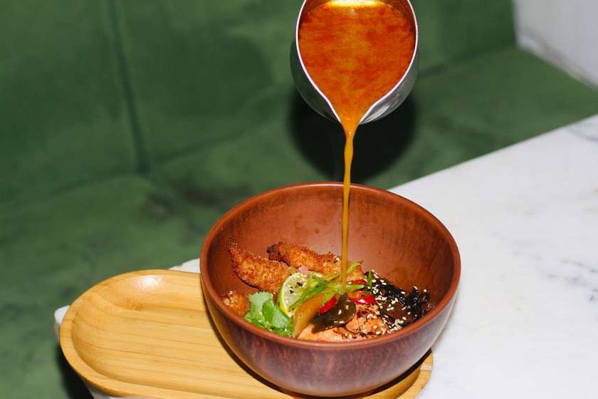 Том ям з креветками та обпаленим лососем