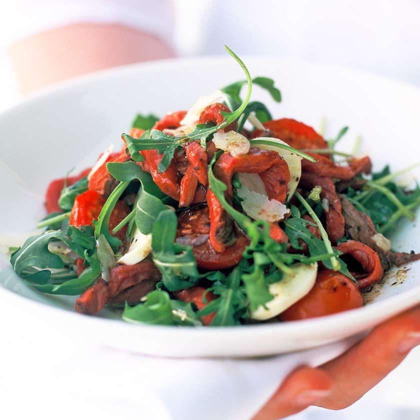 Tagliata di Manzo Servita con Rucola, Pomodorini e Scaglie di Parmigiano