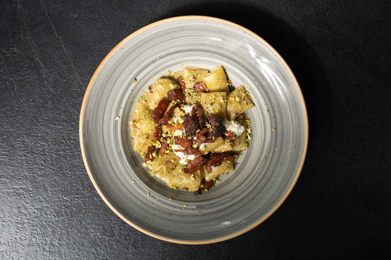 Paccheri con Pesto di Pistacchio, Guanciale Croccante e Burrata