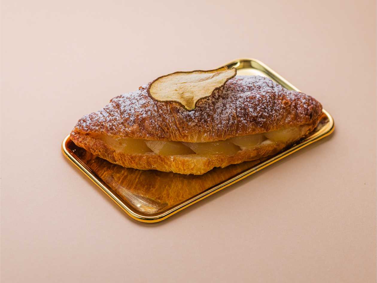 Круасан з грушею та кардамоном