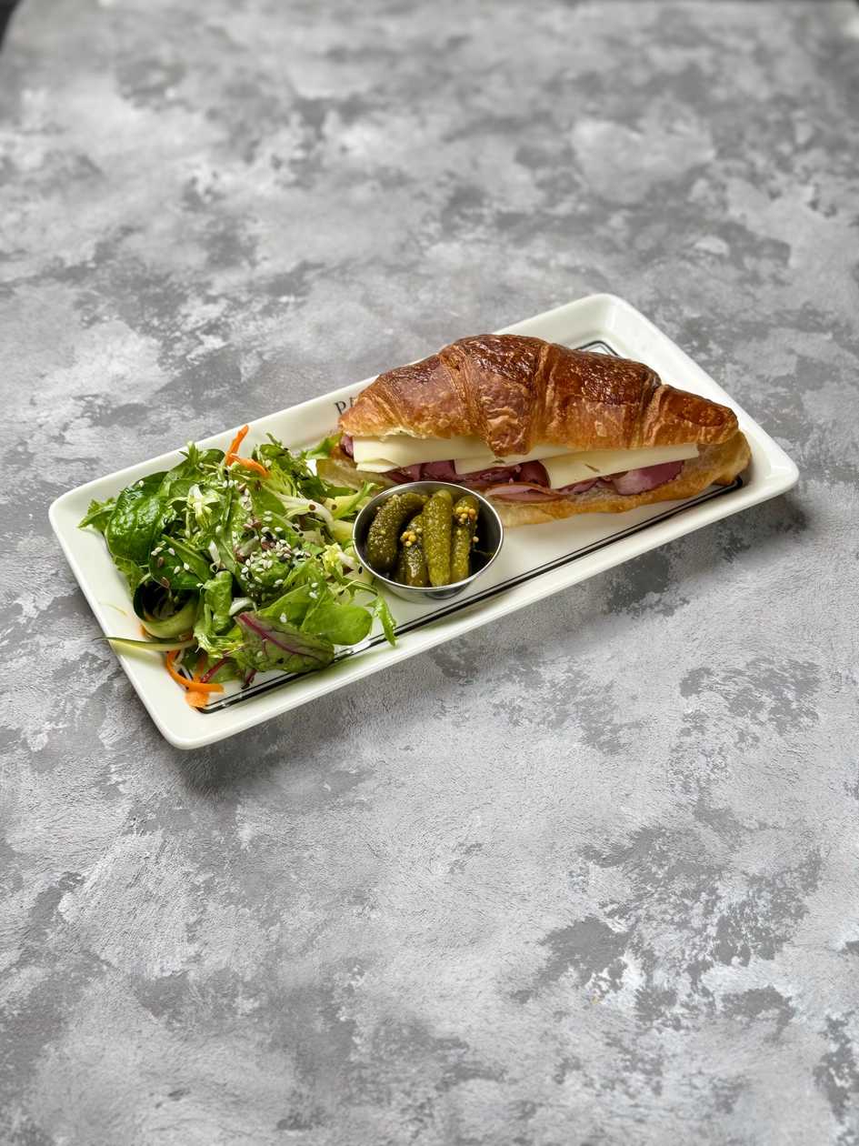 Круасан з шинкою та сиром Емменталь