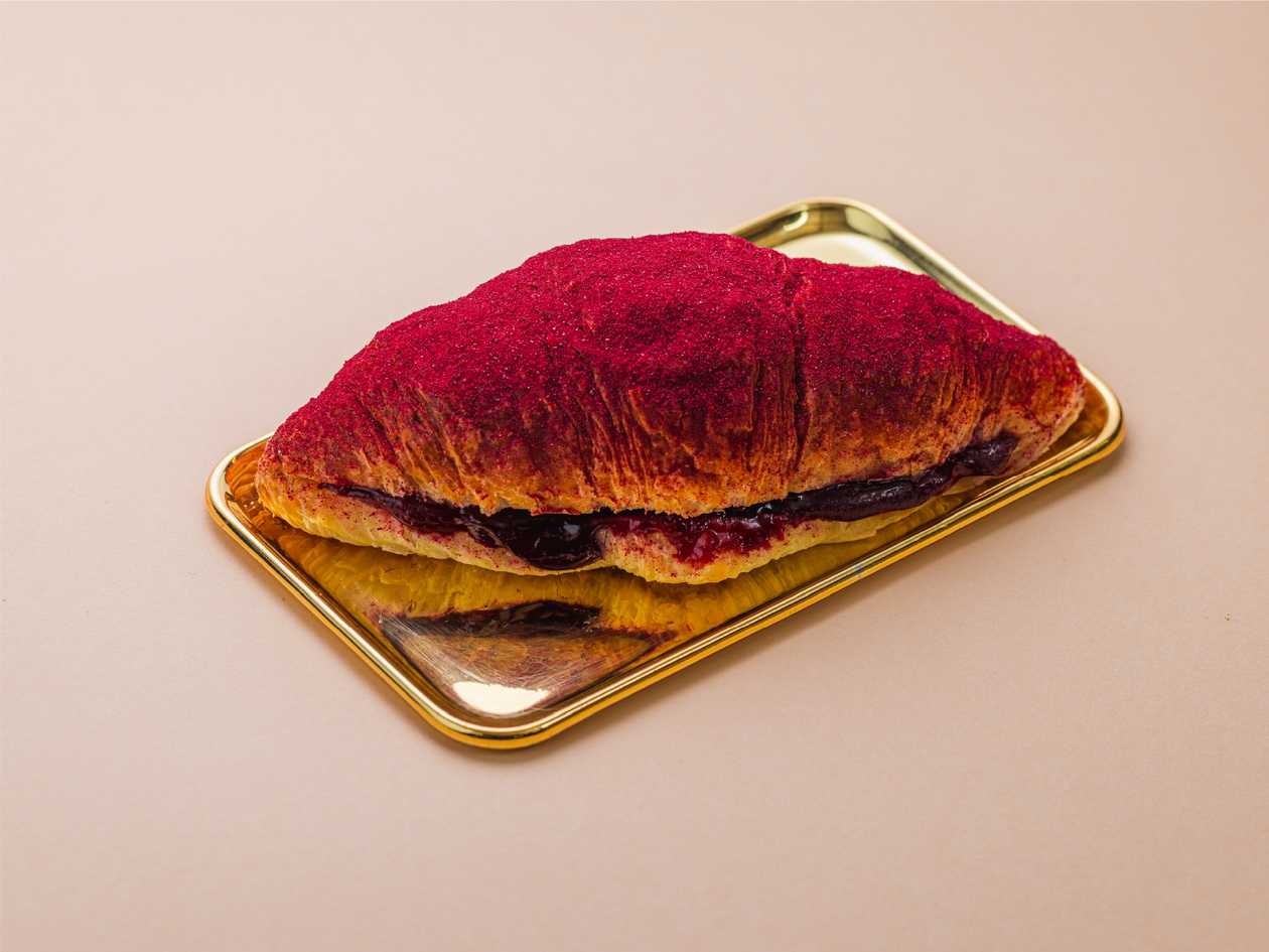 Круасан з вишнею та бобами тонка