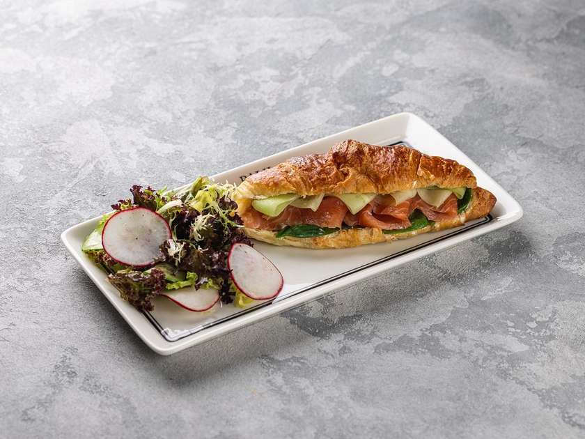 Круасан з лососем та крем сиром