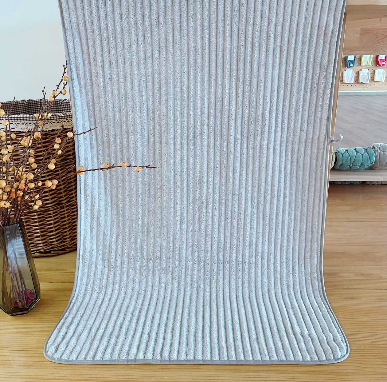 Jacquard Coral Fleece Soft Bath Towel (Gray)