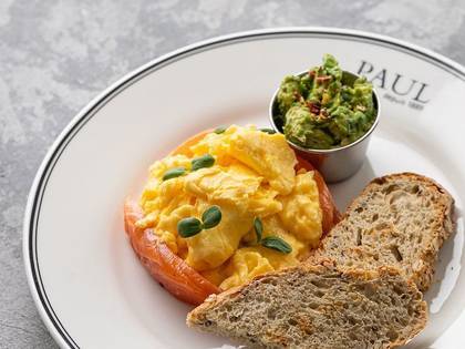 Скрембл з форель гравлакс та авокадо