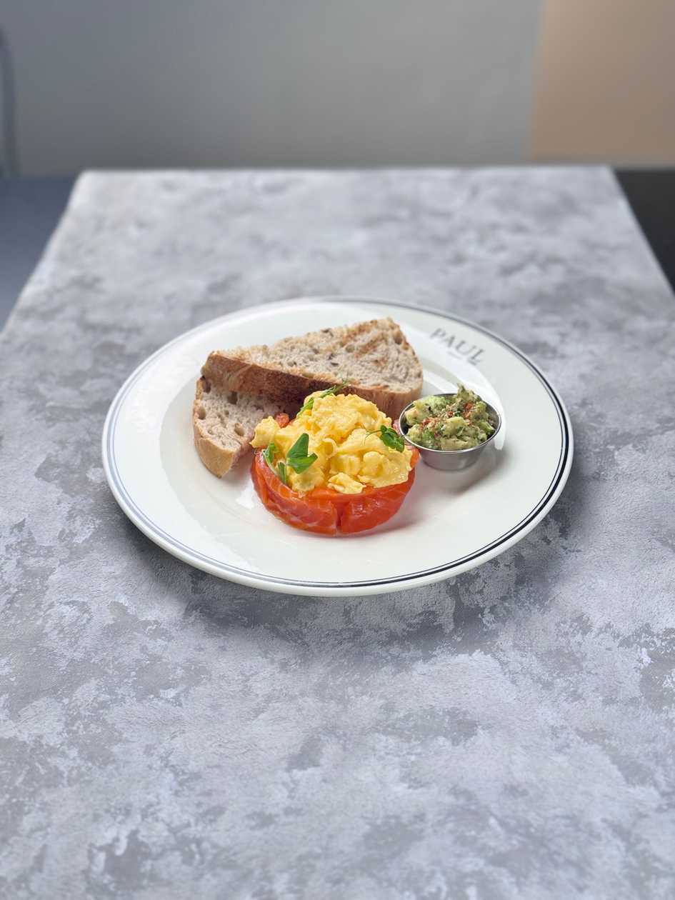 Скрембл з форелью гравлакс та авокадо