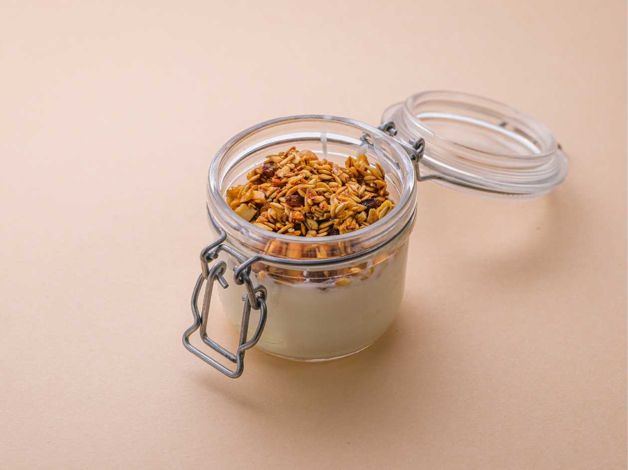 Йогурт з гранолою