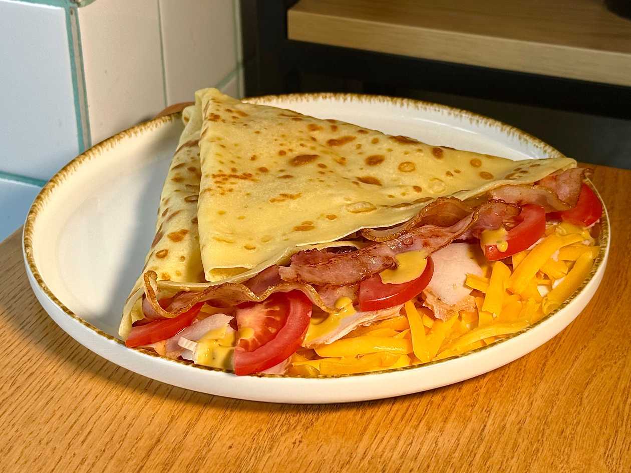 Млинець з куркою та беконом