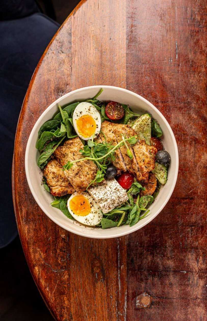 Філе індика з яйцем та салатом в грецькому стилі