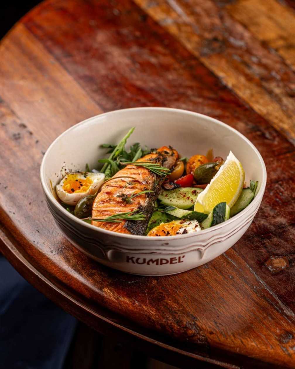 Лосось з яйцем та овочами