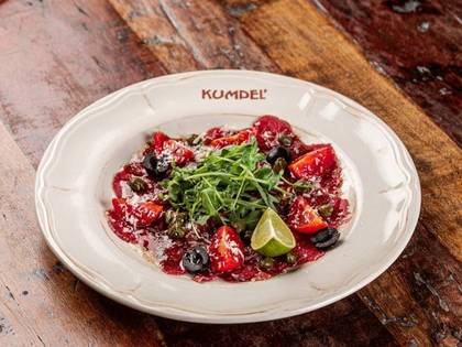 Карпачо з ніжної яловичини з соусом "Чорний жар"