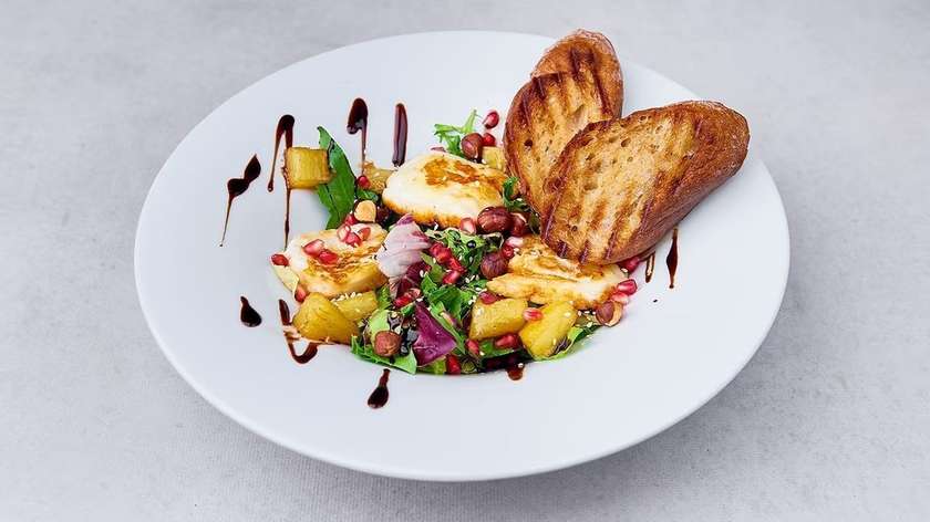 SAŁATA GRILLOWANY SER HALLOUMI