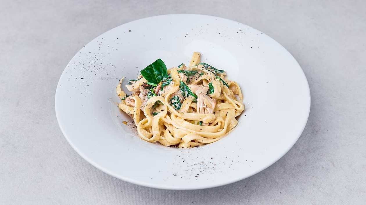 MAKARON KURCZAK W SOSIE ŚMIETANOWO-SEROWYM