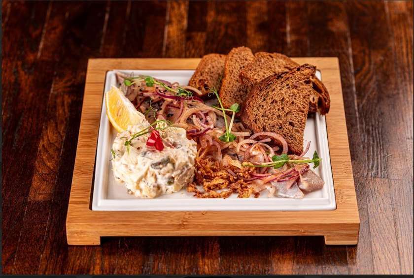 Слабосолений оселедець з німецькою салатою