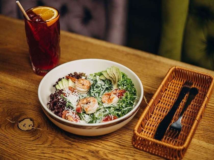 Зелена салатка з креветками та авокадо