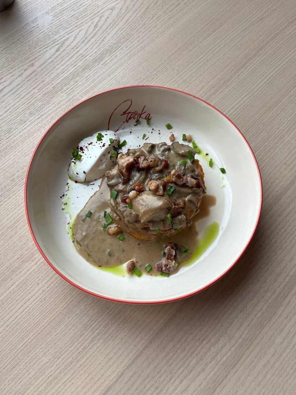 Potato pancakes with cracklings and mushroom sauce