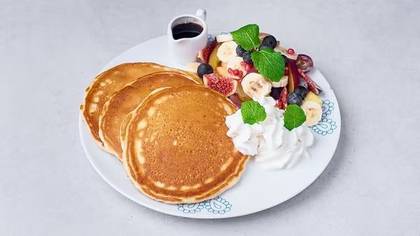 PANCAKES OWOCE Z SYROPEM KLONOWYM