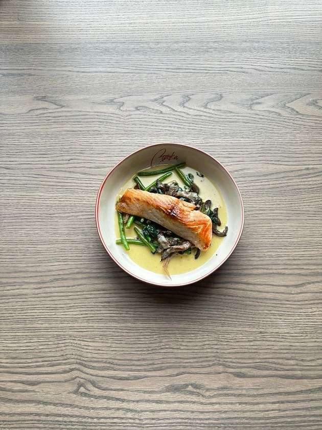 Salmon steak with orange cream sauce