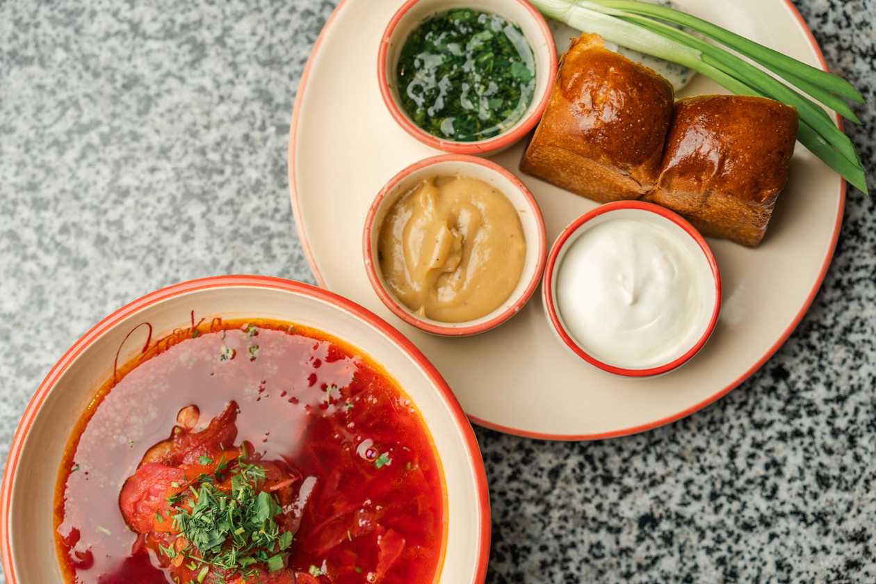 Borscht with Pampushky and Salo