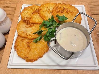 Терті пляцки із соусом з лисичками