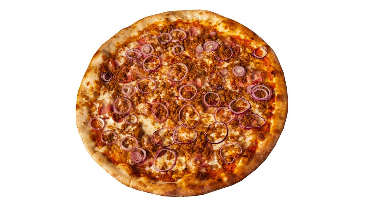 Filling pizza