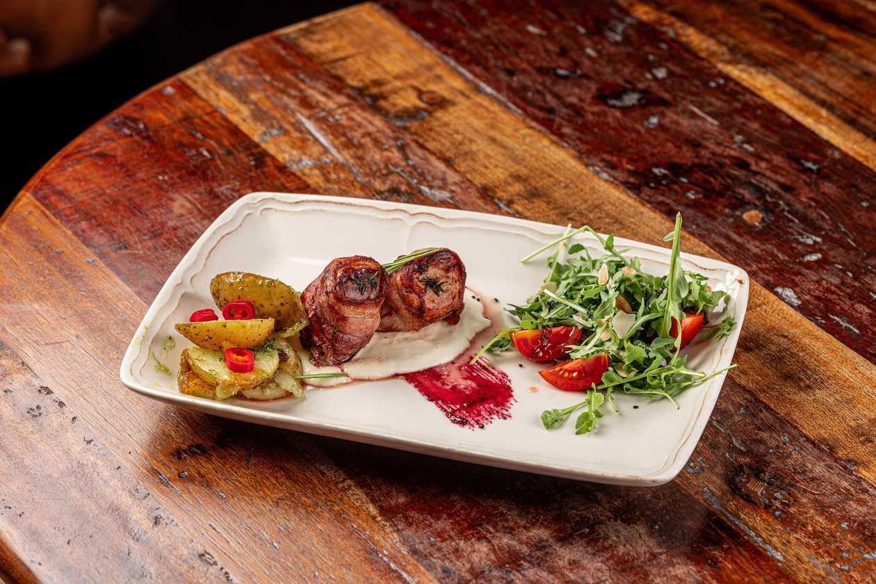 Медальйони телячі запечені в шпондері