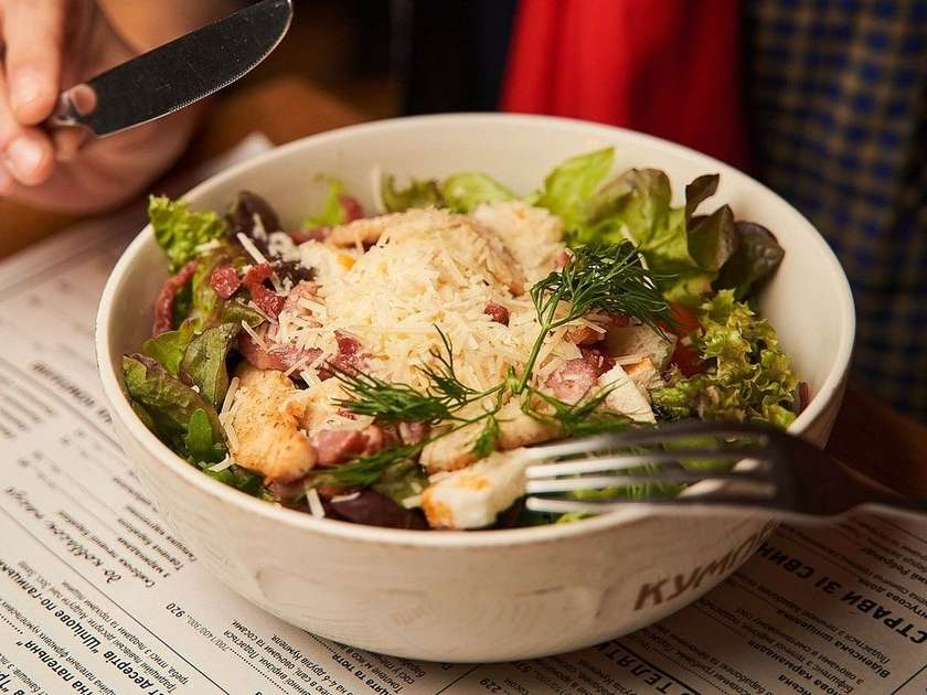 Зелена салатка з грінками