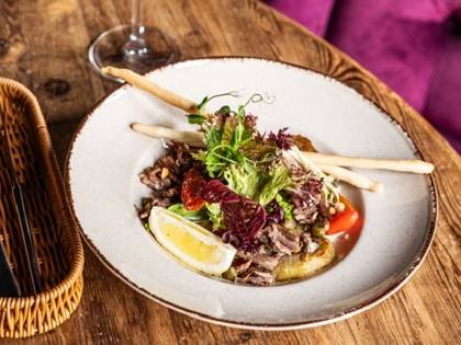 Салат з рваною яловичиною