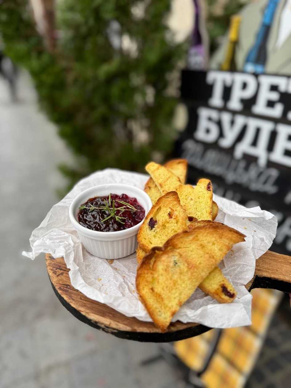 Паштетка з цибулевим та журавлиновим конфітюром