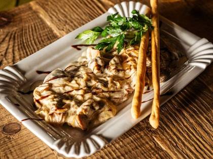 Язик з білими грибами