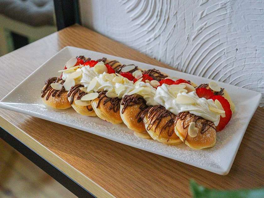 Міні-панкейки з полуницею, нутеллою та маскарпоне