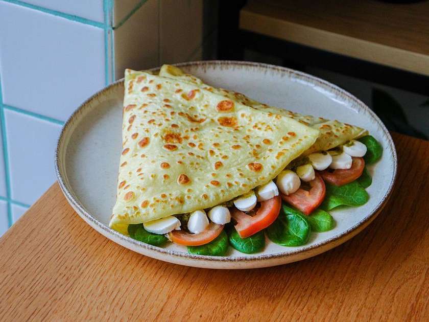 Млинець з моцарелою та томатами