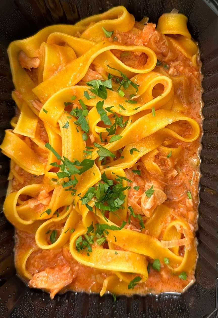 Fettuccine di casa con salmone