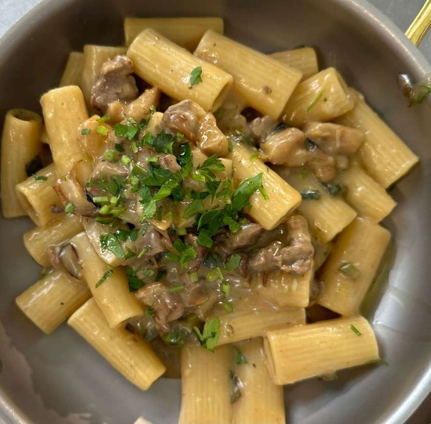 Rigatoni con straccetti di manzo & funghi