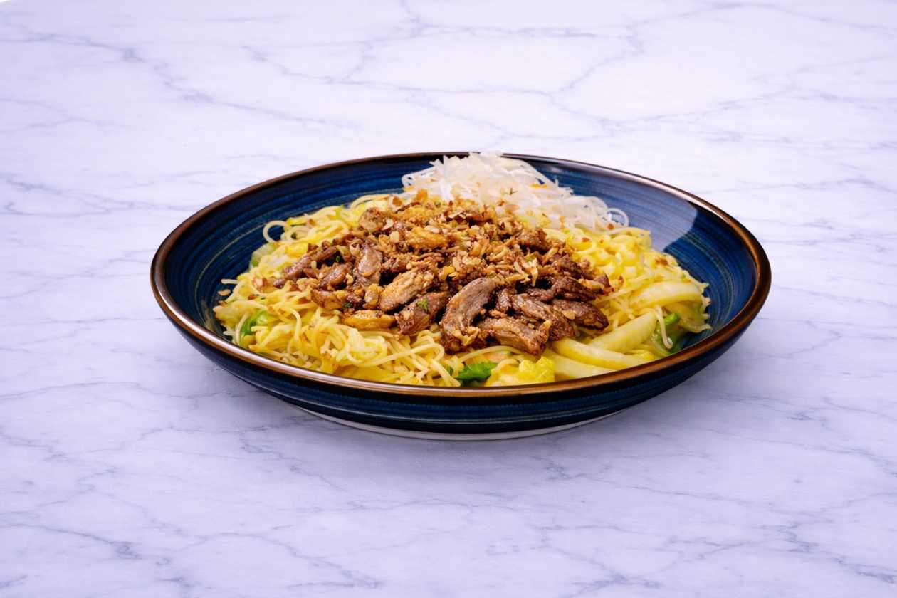 K05 Fried rice noodles with beef