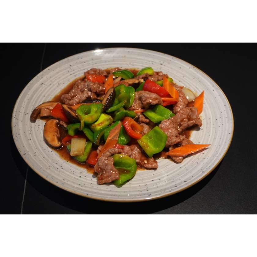 Hovädzie Mäso s Čiernim Korenim