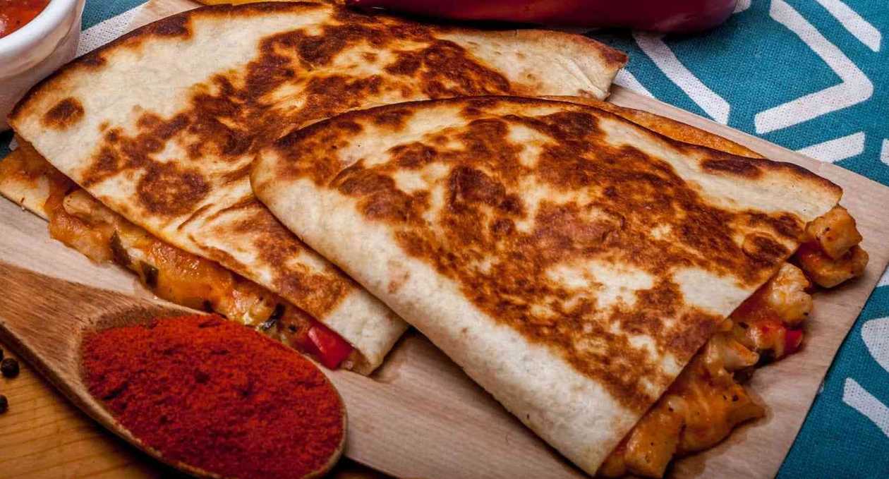 Tortilla cu salam picant si garnitura