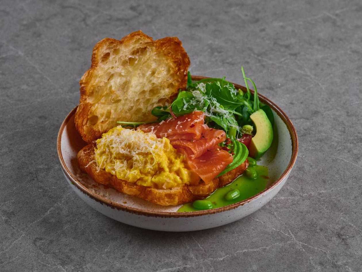 Круасан з лососем