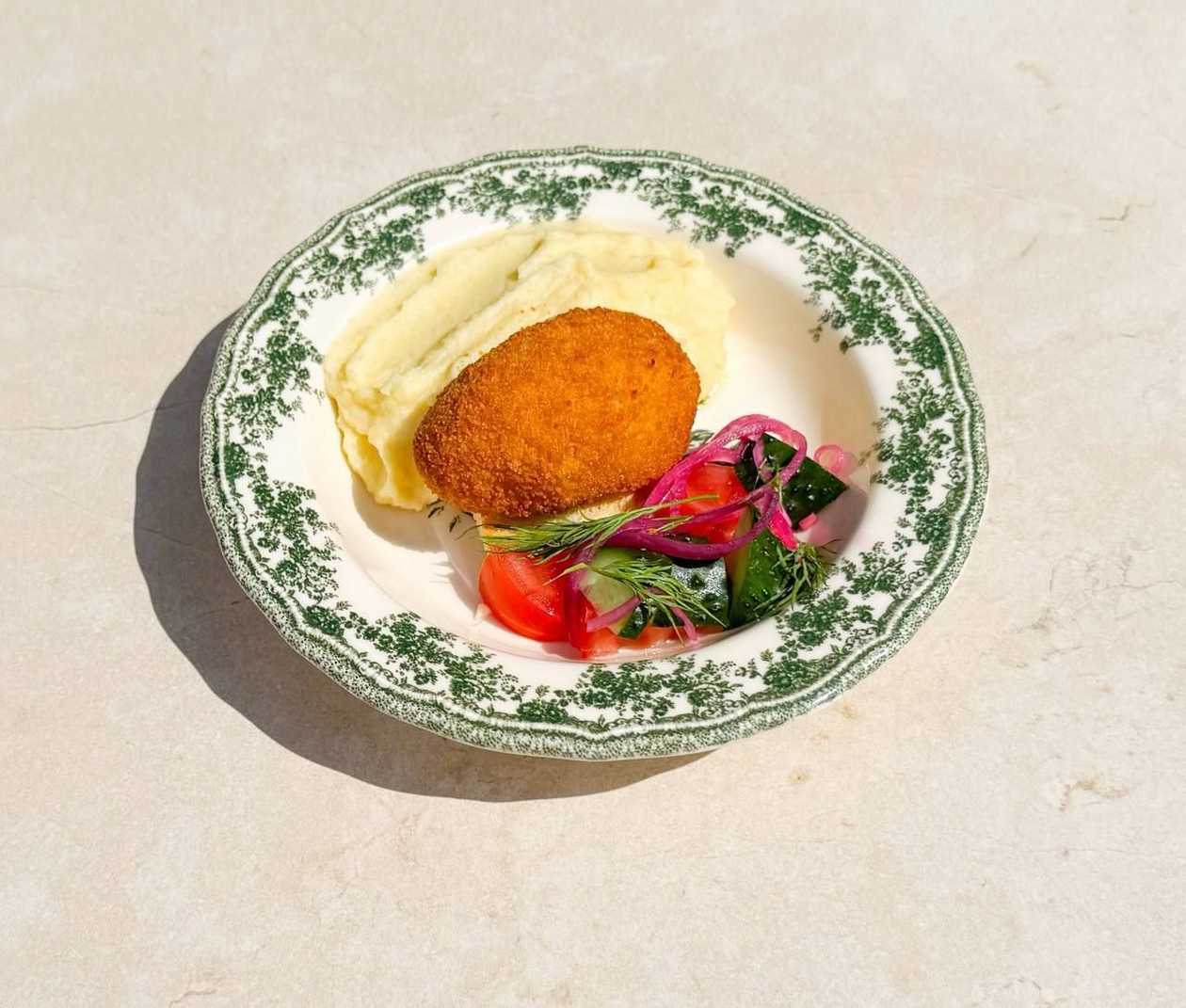 Котлета по київськи з пюре та овочами