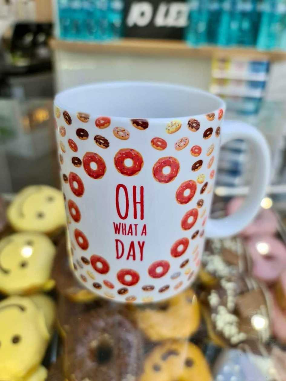 Pachet Cadou: 3 Donuts + Cană Hello Donuts + GRATIS 2 Pepsi 330 ml