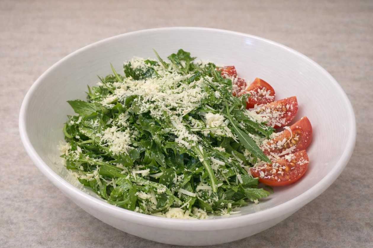 Salad with rocket, cherry and parmesan
